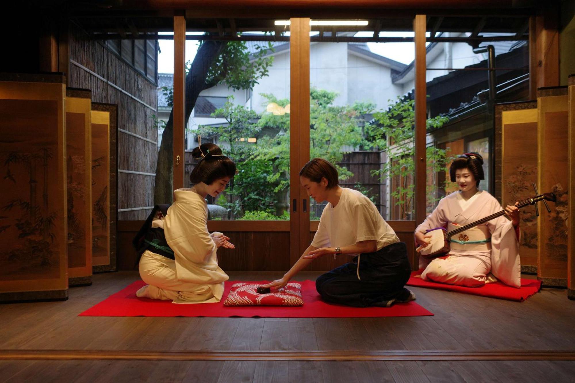 Hyatt Centric Kanazawa Exterior foto A scene from a traditional Japanese shamisen performance